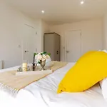 Bridge Court By Sterling Edge Apartments - Luxury Aparthotel - Stylish 1-Bed Apartments - Balcony With Canal View Or Private Garden - Free Parking