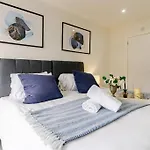 Bridge Court By Sterling Edge Apartments - Luxury Aparthotel - Stylish 1-Bed Apartments - Balcony With Canal View Or Private Garden - Free Parking