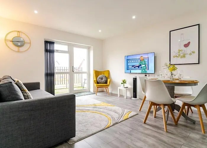 Bridge Court By Sterling Edge Apartments - Luxury Aparthotel - Stylish 1-Bed Apartments - Balcony With Canal View Or Private Garden - Free Parking