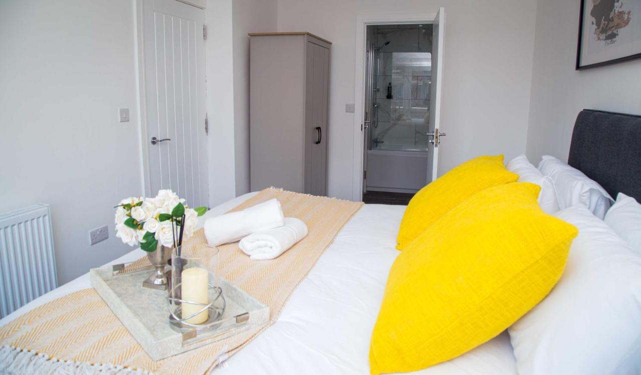 Bridge Court: Luxury Canal-view With Parking Apartment Birmingham