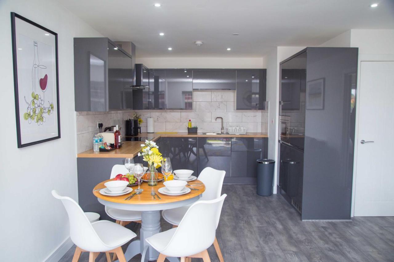 Bridge Court: Luxury Canal-view With Parking *