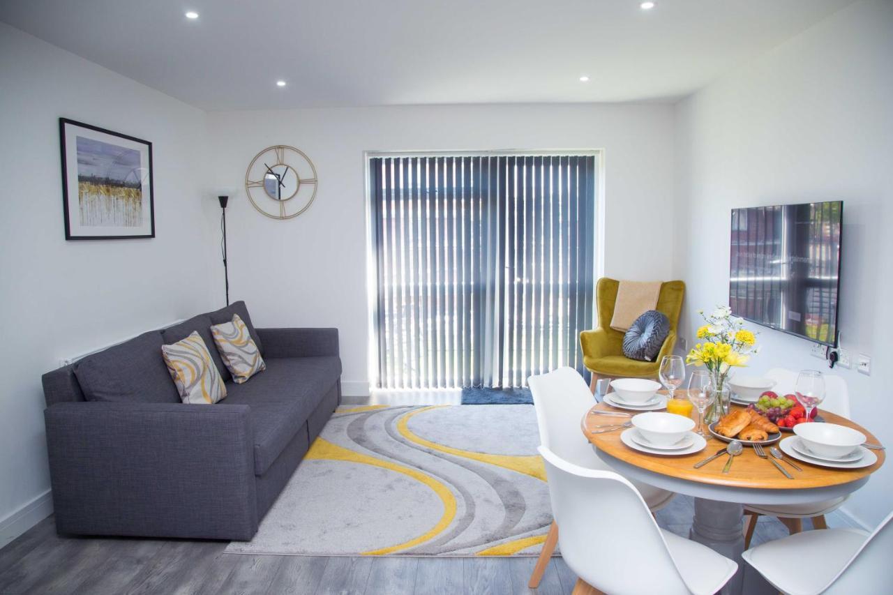 Apartment Bridge Court: Luxury Canal-view With Parking