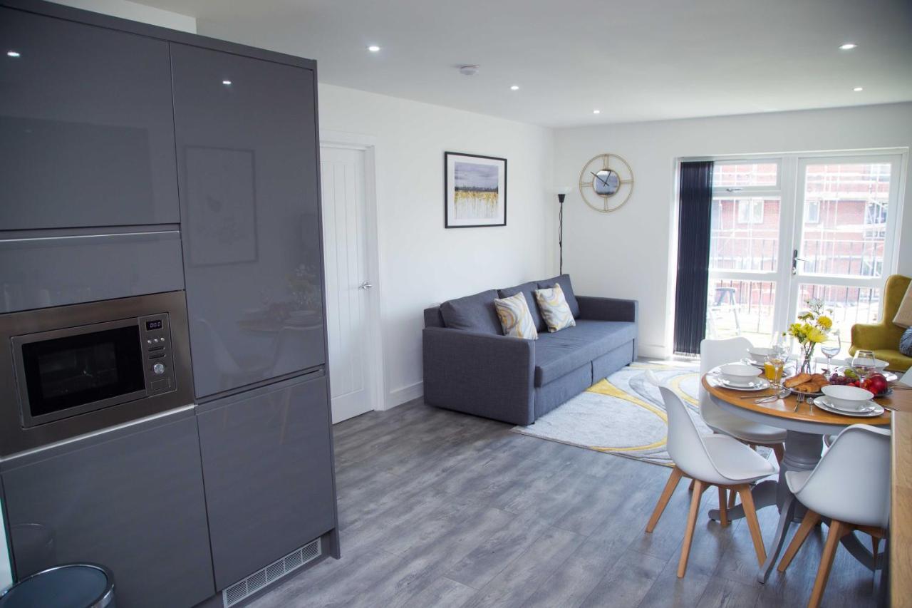 Bridge Court: Luxury Canal-view With Parking Birmingham