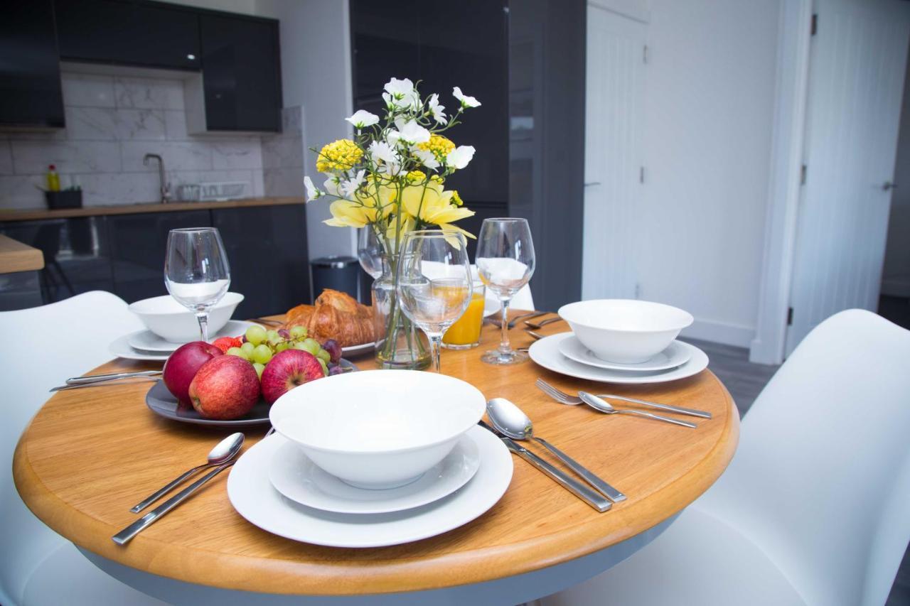 Bridge Court: Luxury Canal-view With Parking Birmingham