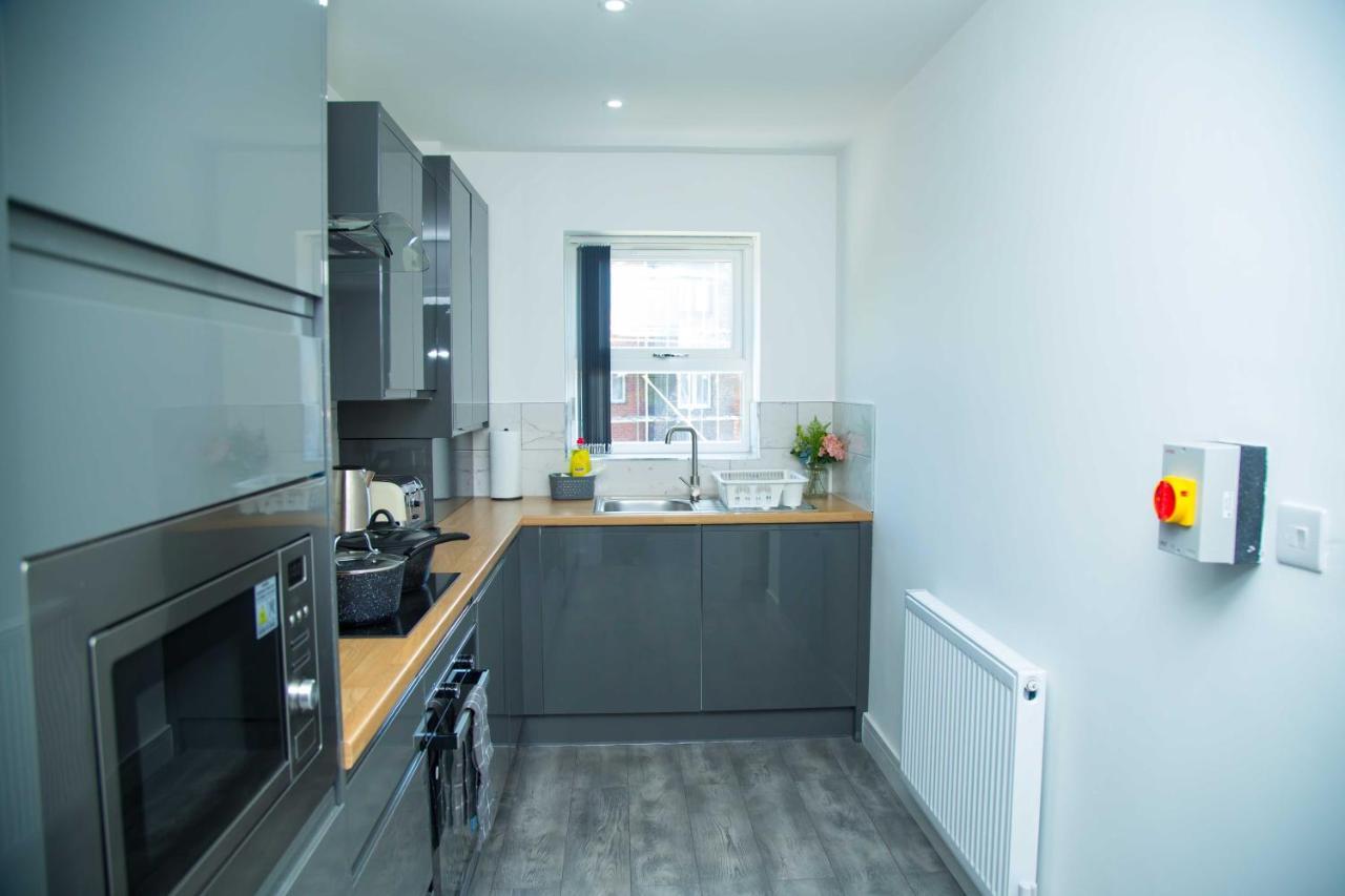 Bridge Court: Luxury Canal-view With Parking Apartment
