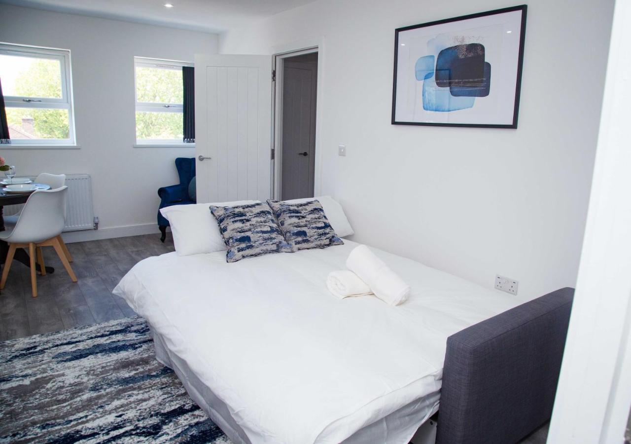 Apartment Bridge Court: Luxury Canal-view With Parking