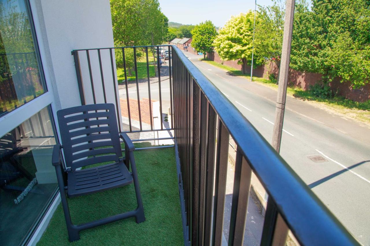 Apartment Bridge Court: Luxury Canal-view With Parking