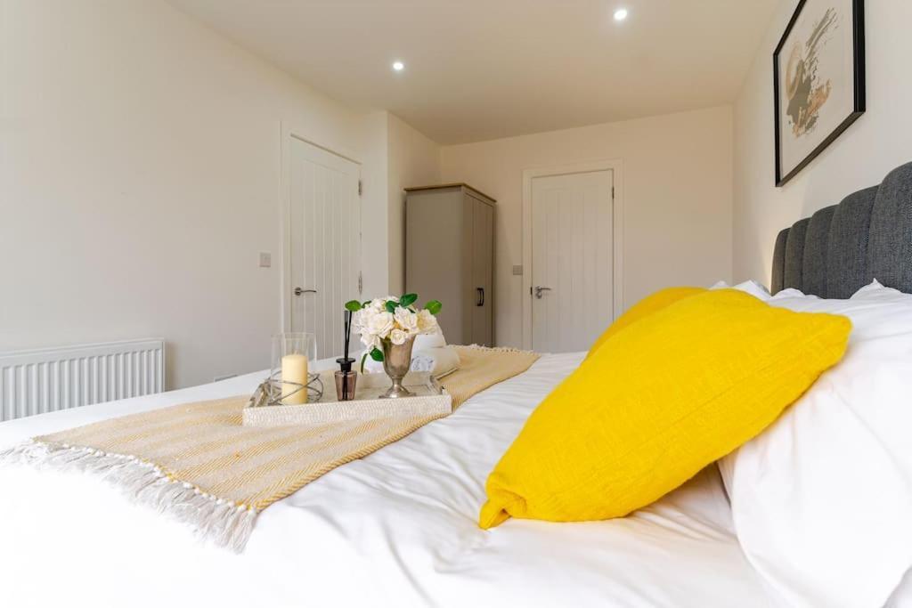 Bridge Court: Luxury Canal-view With Parking Apartment *