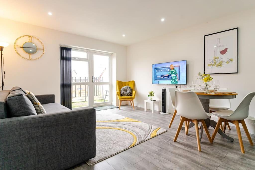 Bridge Court: Luxury Canal-view With Parking *
