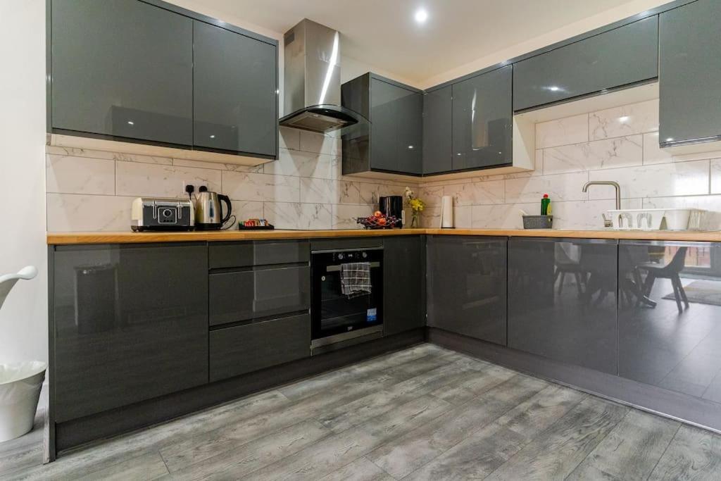 Bridge Court: Luxury Canal-view With Parking Birmingham