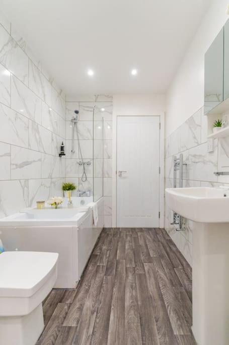 Bridge Court: Luxury Canal-view With Parking Apartment *