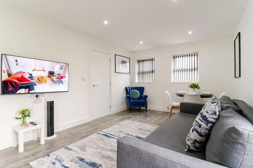 Bridge Court: Luxury Canal-view With Parking * Birmingham