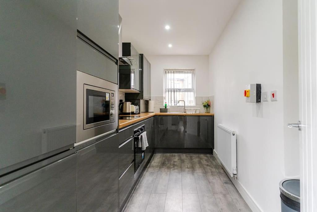 Bridge Court: Luxury Canal-view With Parking