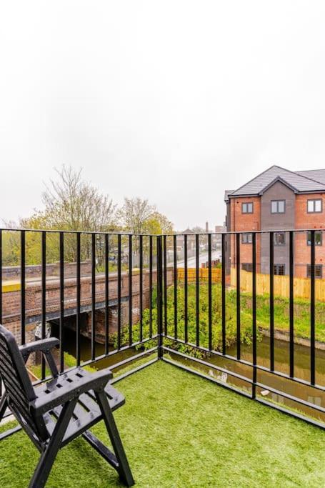 Apartment Bridge Court: Luxury Canal-view With Parking