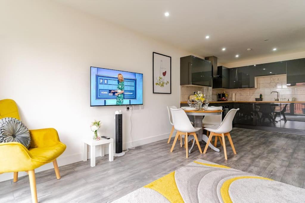 Bridge Court: Luxury Canal-view With Parking Apartment *