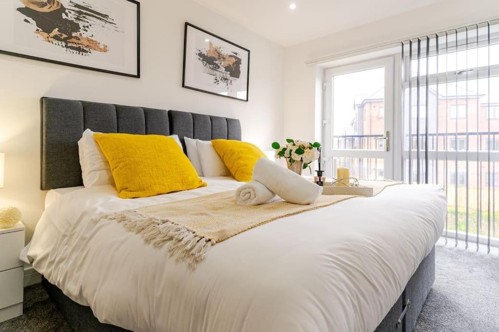 Bridge Court: Luxury Canal-view With Parking